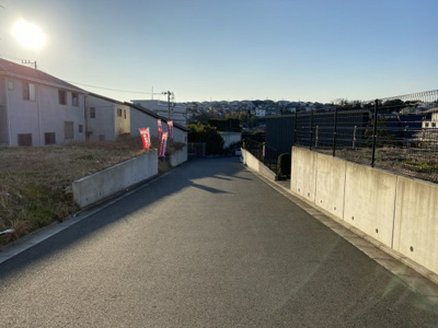 【前面道路含む現地写真】 | コロナに負けるな！！大幅値下げ　建築条件付き売地　MLH 柄沢2区画  | 前面幅員6ｍのゆとりある道路です。