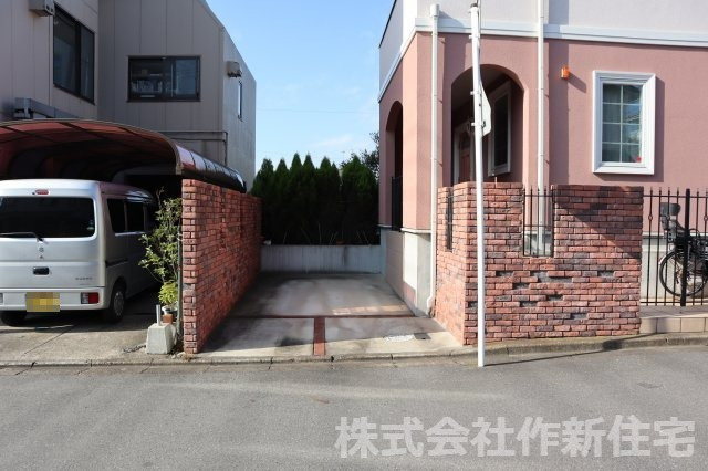 八千代市大和田新田　中古戸建　東急ホームの輸入住宅の駐車場