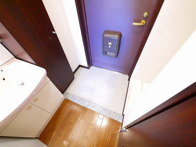 万葉Ⅰ（マンション万葉Ⅰ）の玄関|収納もある玄関です