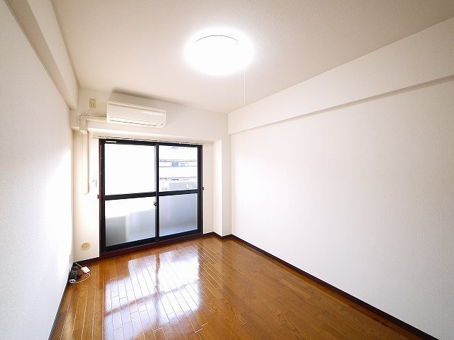 万葉Ⅰ（マンション万葉Ⅰ）の居間・リビング|こちらの居間で趣味の時間をお楽しみください