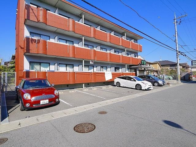 万葉Ⅰ（マンション万葉Ⅰ）の駐車場|車をお持ちの方に嬉しい駐車場付きの物件です