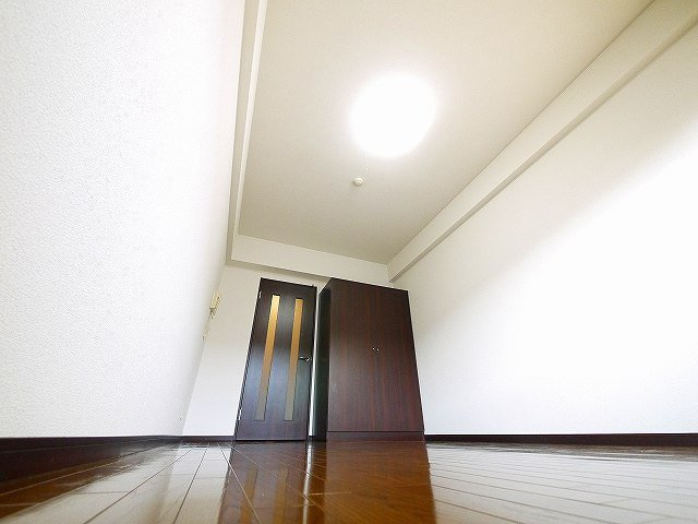 万葉Ⅰ（マンション万葉Ⅰ）の居間・リビング|こちらのリビングで趣味の時間をお楽しみください