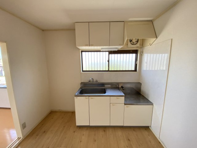 【キッチン】 | リバーサイド清川 | 南側に窓があり明るいキッチンです