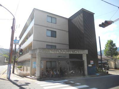 山岡マンションのエントランス