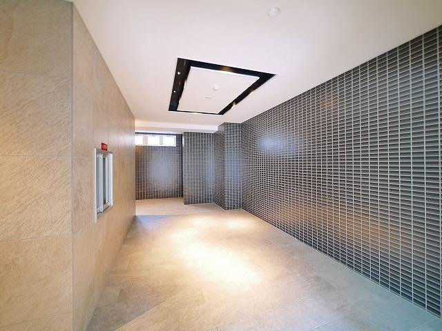 グリュックメゾン西大寺のエントランス|建物の内部です