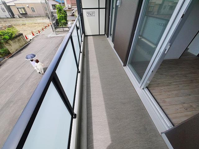 グリュックメゾン西大寺のバルコニー|暖かな日差しのふりそそぐバルコニー