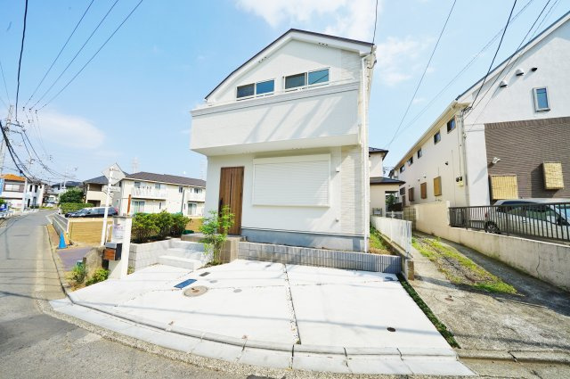 明るいカラーとナチュラルな素材感を活かしたデザイン！南側隣地通路の為、日当たり良好♪保土ヶ谷区仏向町　新築戸建ての外観