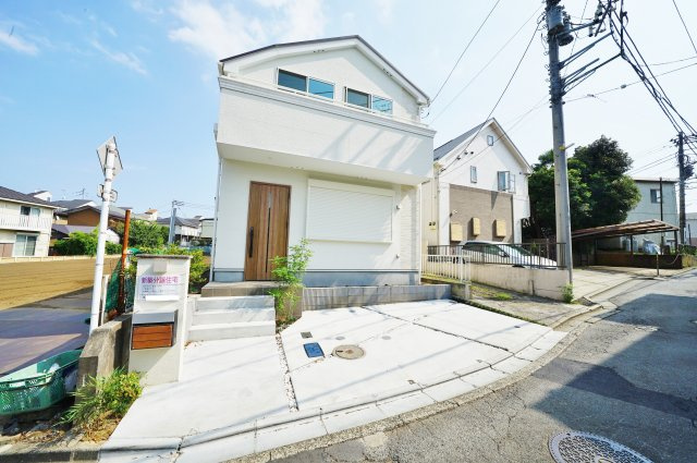 明るいカラーとナチュラルな素材感を活かしたデザイン！南側隣地通路の為、日当たり良好♪保土ヶ谷区仏向町　新築戸建ての外観