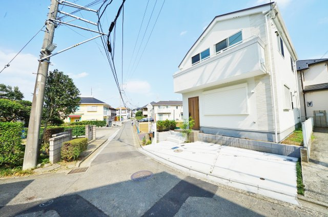 明るいカラーとナチュラルな素材感を活かしたデザイン！南側隣地通路の為、日当たり良好♪保土ヶ谷区仏向町　新築戸建ての前面道路含む現地写真