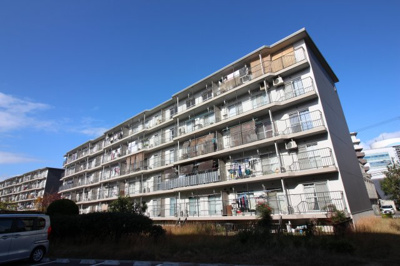 【外観】 | 膳所ハイツ1号棟 | JR・京阪『膳所駅』徒歩6分の2WAYアクセスで通勤・通学も便利♪買物施設や金融機関・ホームセンター・病院などが近くに点在する生活便利なマンションです。