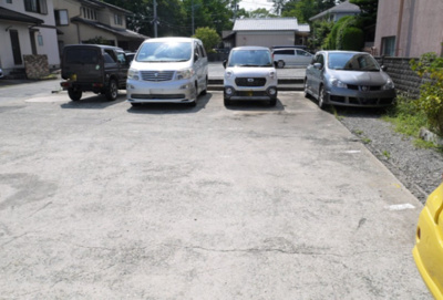 【駐車場】 | 佐藤コーポ | 駐車場があるので、車を買う予定の方も安心です