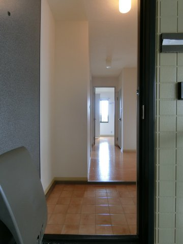 ラシェットエムザC棟の玄関