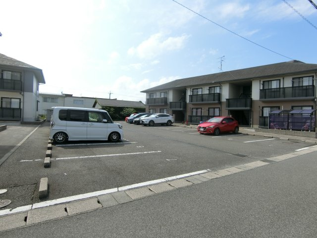 ラシェットエムザC棟の駐車場