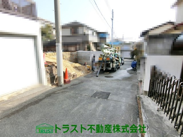 明石市東朝霧丘　新築戸建の前面道路含む現地写真