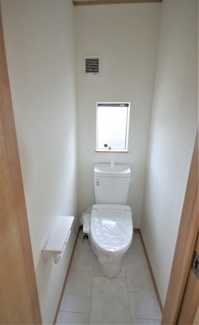 【外観】 | B号棟　現地（2020年4月）撮影
外観完成しました！
敷地面積120.99㎡（36.59坪）。
駐車2台可能です。