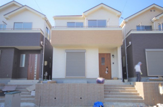 【前面道路含む現地写真】 | B号棟　現地（2020年4月）撮影
外観完成しました！
敷地面積120.99㎡（36.59坪）。
駐車2台可能です。