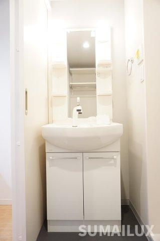 熊本市中央区黒髪３丁目のアパートの独立洗面台