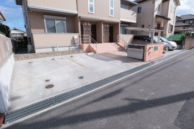 【駐車場】 | エルヴィータⅣ | 駐車場