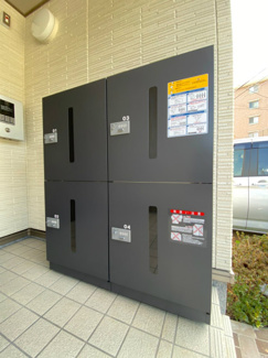 【その他共用部分】 | 共用エントランスには宅配BOXがあるので荷物の受け取りもスムーズに♪再配達の手間がかからないのが魅力♪