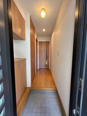 【展望】 | カロス桜 | 玄関から室内への景観です！左手に洗面所、正面にリビングダイニングキッチンがあります★