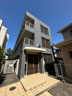 【外観】 | 南武線「宿河原」駅まで徒歩6分！小田急線「登戸」駅までも徒歩11分♪便利な立地の3階建てマンションです♪