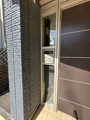 【エントランス】 | カロス桜 | 共用エントランスは不審者の侵入を未然に防ぐオートロック付き！防犯対策充実しています◎