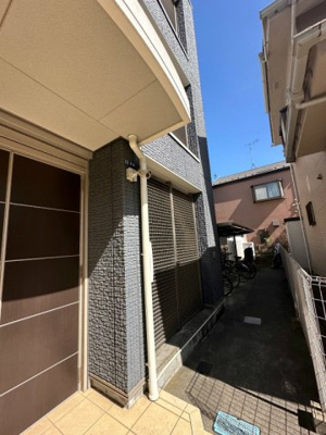 【エントランス】 | カロス桜 | 共用エントランスにある防犯カメラです！夜遅くに帰宅する時も、お出かけ時でも安心ですね♪