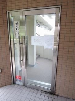 【エントランス】 | 共用部分です。
菊名駅まで徒歩9分、バス停までも徒歩1分と好立地。