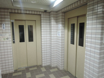 【その他共用部分】 | プロムナード仲町台3号棟 | お買い物時やベビーカーの出し入れに便利なエレベーター付。
混雑時にも便利なエレベーター2基付です。