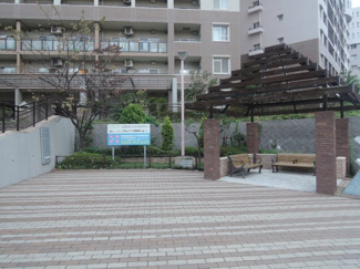 【その他共用部分】 | 敷地内にはベンチがあります。
ご近所様との団らんスペースにお使いください。
