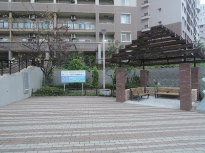 【その他共用部分】 | プロムナード仲町台3号棟 | 敷地内にはベンチがあります。
ご近所様との団らんスペースにお使いください。