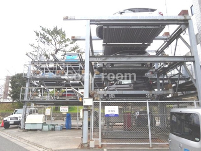 【駐車場】 | パレス江坂 | 駐車場があるので、車を買う予定の方も安心です