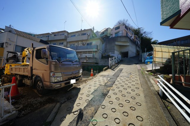 星川駅から平坦で徒歩８分！ＷＩＣ・ＳＩＣ付で収納豊富♪保土ヶ谷区桜ケ丘２丁　全２棟新築戸建て目の前面道路含む現地写真
