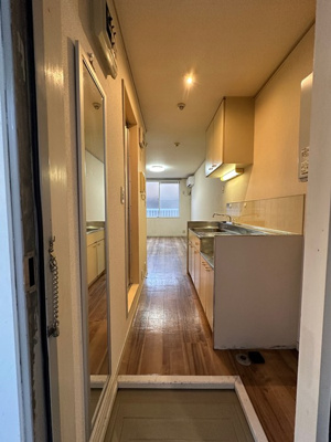 【玄関】 | エステートアイⅤ | 玄関から室内への景観です！キッチンの奥に洋室7.4帖のお部屋があります♪