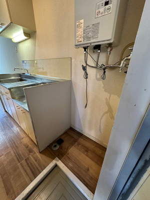 【設備】 | エステートアイⅤ | キッチン横にある室内洗濯機置き場です♪室内に置けるので洗濯機が傷みにくい☆