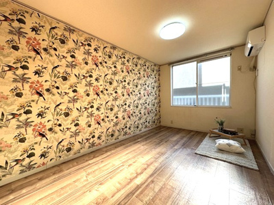 【洋室】 | エステートアイⅤ | 南西向き洋室7.4帖☆エアコン付きで1年中快適に過ごせますね☆花柄のアクセントクロスが魅力的なお部屋です♪