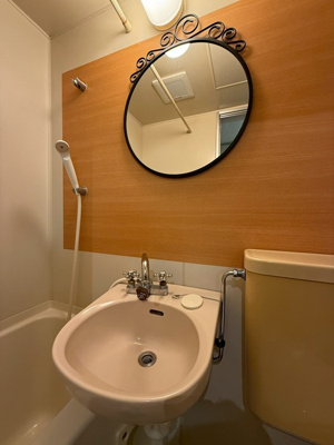 【洗面所】 | エステートアイⅤ | バスルームにある洗面台です！鏡の前で身支度ばっちりできちゃいます◎