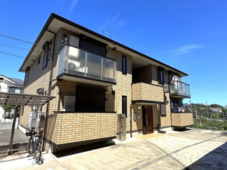 【外観】 | ペットOK♪ワンちゃんまたは猫ちゃんと一緒に暮らせる2階建てアパートです☆小学校や幼稚園が近くてお子様のいるファミリーさんには嬉しい立地です☆