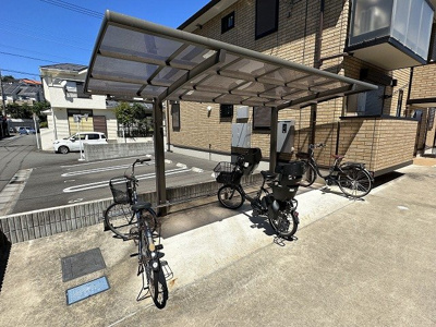【その他共用部分】 | カーサ千代ヶ丘 A棟 | 屋根付きの駐輪場で雨が降っても大切な自転車が濡れなくてすみますね♪荷物が重いときに自転車があれば助かります！