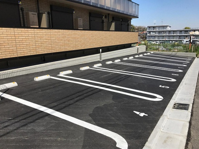 【駐車場】 | カーサ千代ヶ丘 A棟 | いつでも目の届く敷地内に駐車場があります♪荷物がかさばりがちなお買物にも、敷地内駐車場があると便利ですよね☆