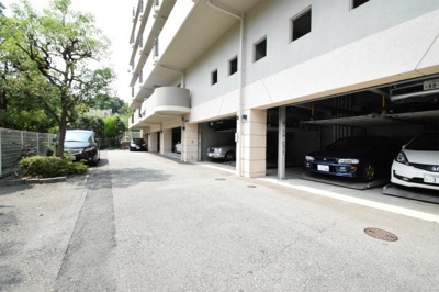 【駐車場】 | コンドミニアム千里南 | 駐車場に車を止められます