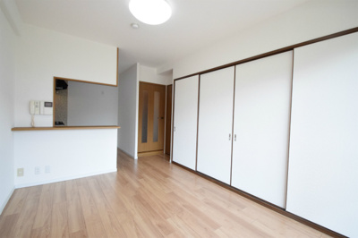 【外観】 | コンドミニアム千里南 | 物件資料を、メールやご郵送にてお届けすることが可能です。また、お客さまのご不明な点がありましたら、お気軽に弊社スタッフまでお聞きくださいませ。