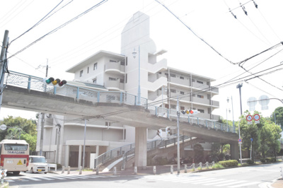 【周辺】 | コンドミニアム千里南 | 物件は角地。歩道橋がすぐ横にあります。