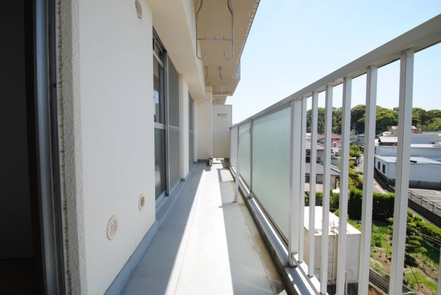 サンコーポ国分のバルコニー|外からの目が気にならないバルコニーで洗濯物が干せます