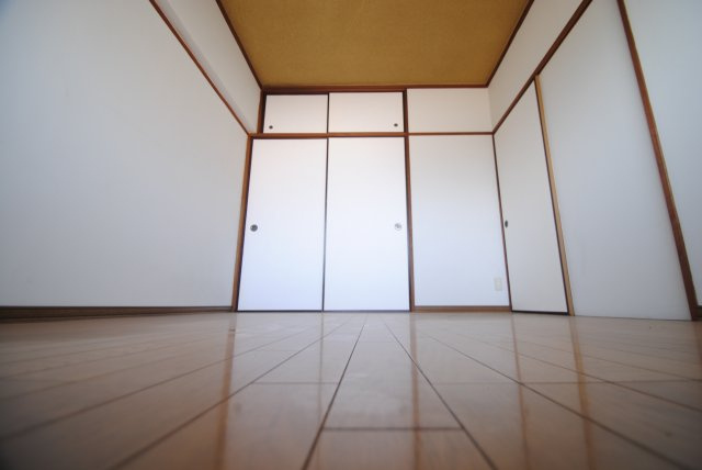 サンコーポ国分の寝室|落ち着いた色調の寝室です