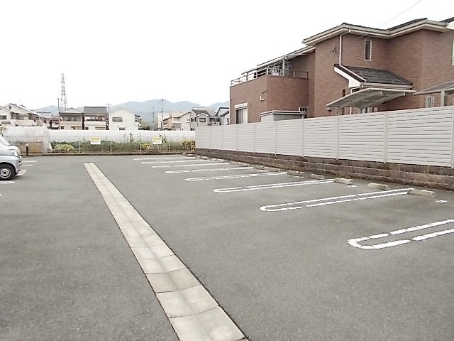 サウザンドクレインの駐車場