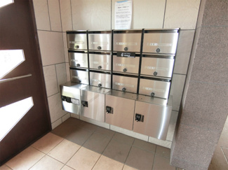 【その他共用部分】 | 共用エントランスには宅配BOXがあるので荷物の受け取りもスムーズに♪再配達の手間がかからないのが魅力♪