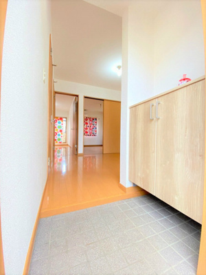 【展望】 | リバータウンB棟 | 玄関から室内への景観です！入ってすぐにダイニングキッチン、左手に洗面所とバスルームがあります♪