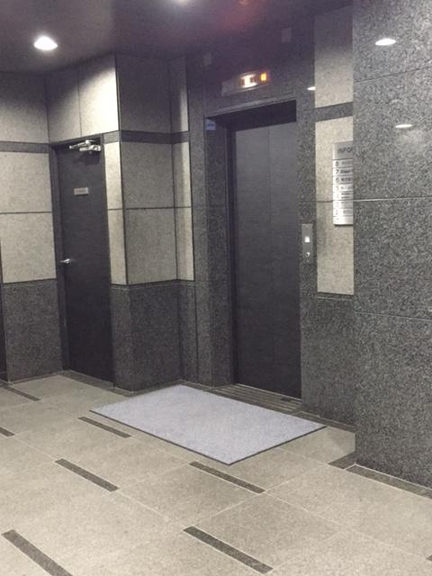共和１５番館ビルのエントランス