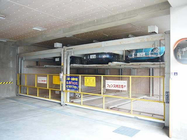 グランドパレス新大宮の駐車場